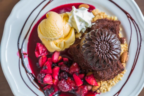 Chocolate cake with fruits — Stock Photo, Image