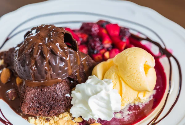Ciasto czekoladowe z owocami — Zdjęcie stockowe