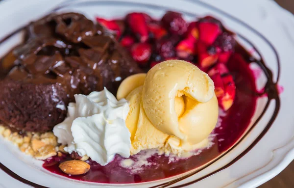 Bolo de chocolate com frutas — Fotografia de Stock