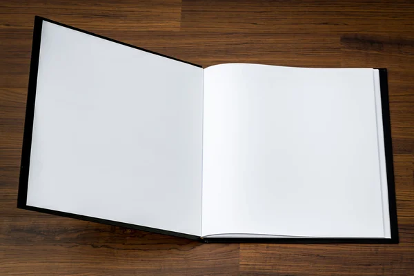 Brochura em branco aberta — Fotografia de Stock