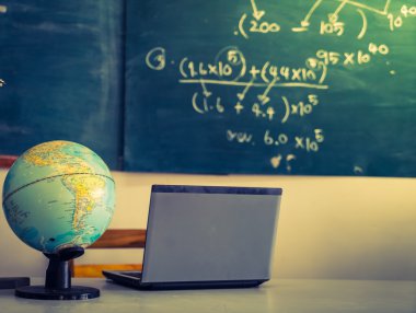 laptop ve tablo üzerinde dünya