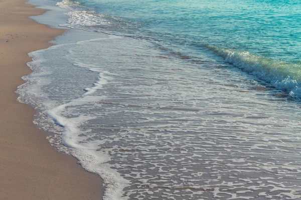 Onda di mare sulla spiaggia di sabbia — Foto Stock
