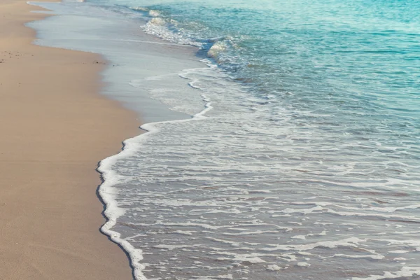 Onda di mare sulla spiaggia di sabbia — Foto Stock