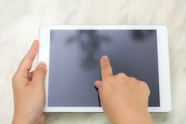 Kvinnlig hand touch tablet — Stockfoto