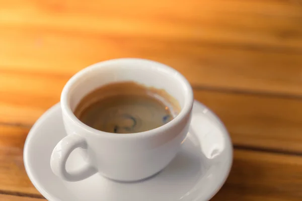 Tazza da caffè su tavolo in legno — Foto Stock