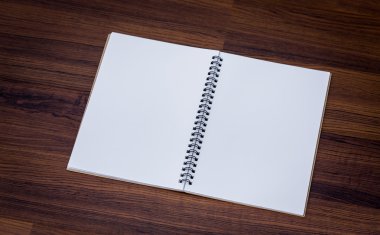 ahşap arka plan üstünde defter
