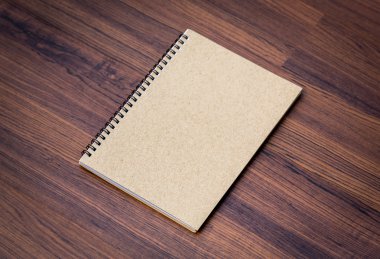 ahşap arka plan üstünde defter