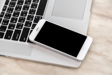 Laptop ile akıllı telefon