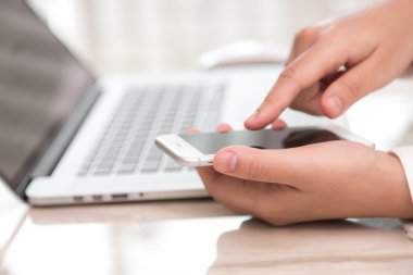El ele tutuşan akıllı telefon