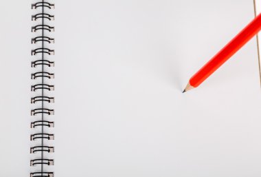 boş defter üzerinde kırmızı kalem