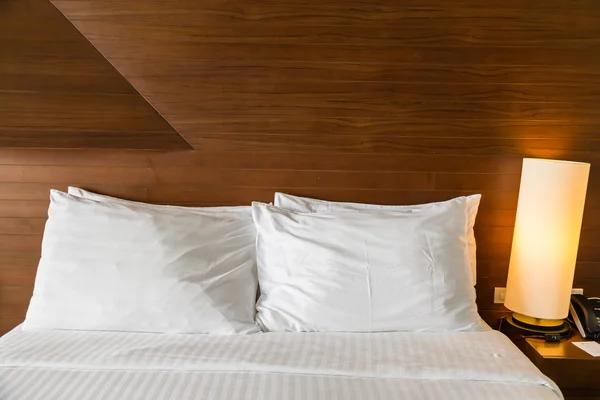 Moderno letto confortevole — Foto Stock