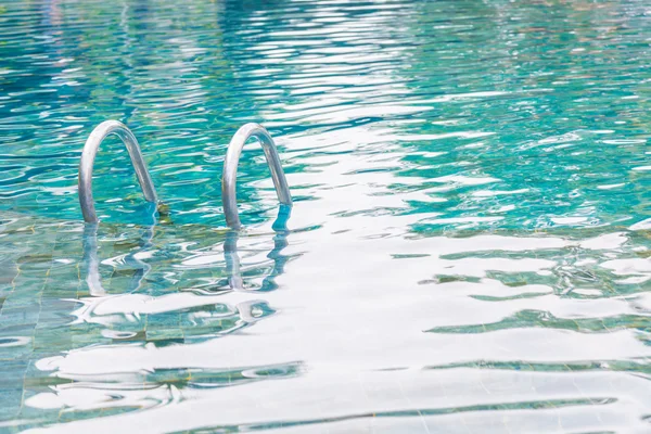 Piscina con escaleras —  Fotos de Stock