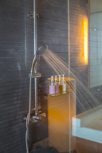 Shower while running water — Stock Photo, Image