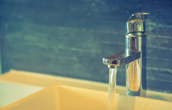 Baño moderno con grúa — Foto de Stock