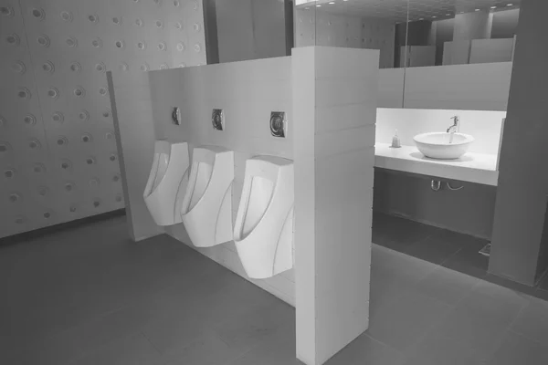 Interieur van de mens openbaar toilet (gefilterde afbeelding verwerkt vintage — Stockfoto