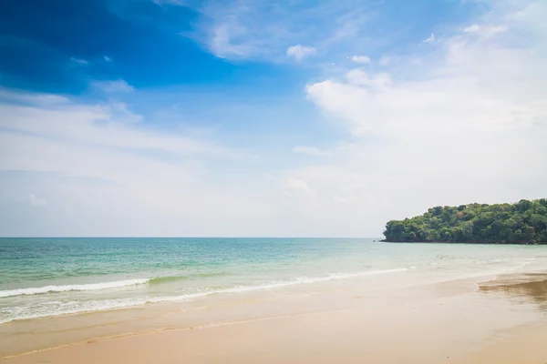 Blaues Meer und blauer Himmel — Stockfoto