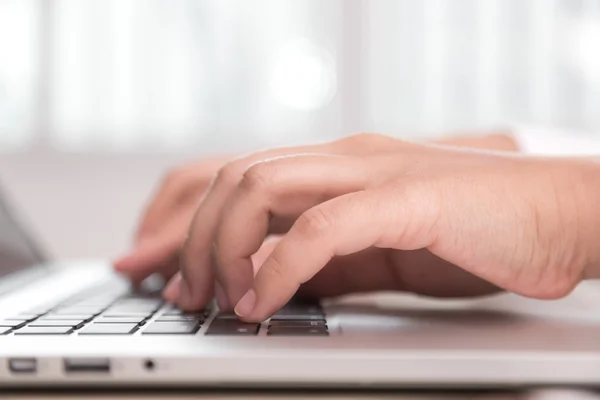 Mujer escribiendo en el teclado — Foto de Stock