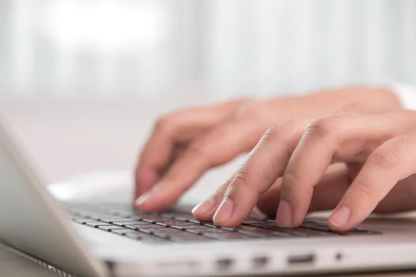 Mujer escribiendo en el teclado —  Fotos de Stock