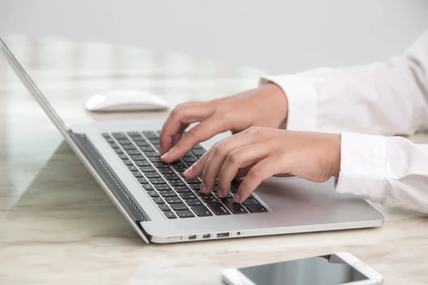 Femme tapant sur le clavier — Photo