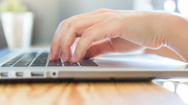 Woman typing on keyboard — Stock Photo, Image