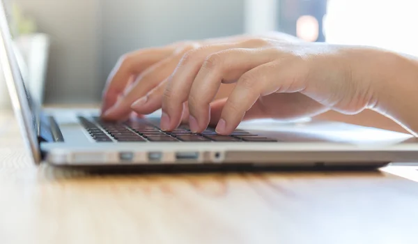 Woman typing on keyboard — Stock Photo, Image