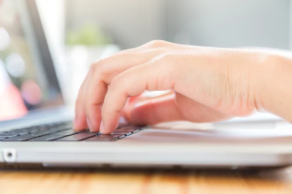 Femme tapant sur le clavier — Photo