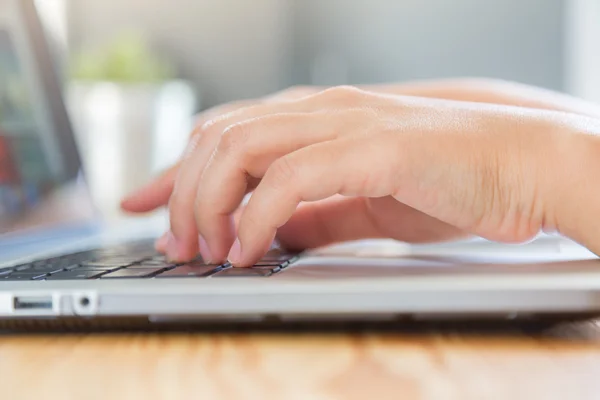 Vrouw typen op toetsenbord — Stockfoto