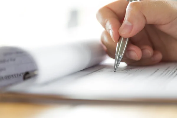 Hand met pen schrijven op aanvraagformulier — Stockfoto