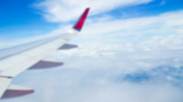 雲の上を飛んで飛行機の翼 — ストック写真