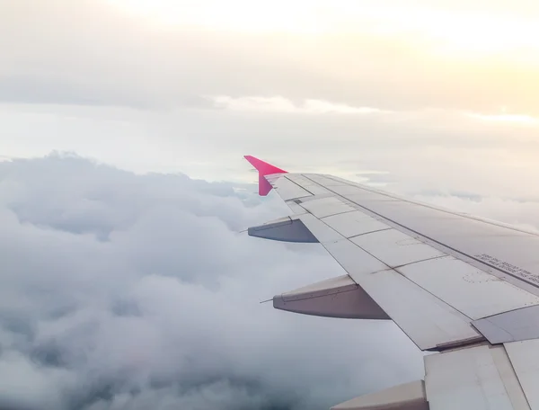 飛んでいる飛行機の翼 — ストック写真