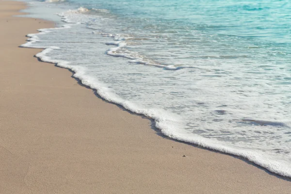 Golf van zee op strand — Stockfoto