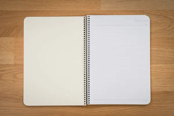 Caderno em branco sobre madeira — Fotografia de Stock