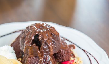 meyveli çikolatalı kek.