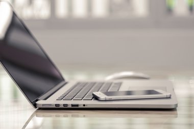 Laptop ile akıllı telefon