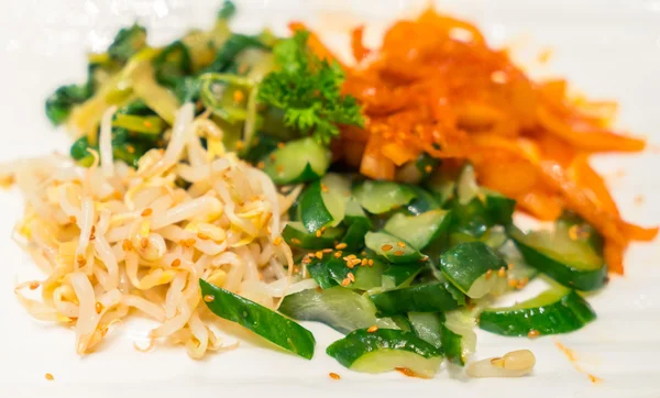 Légumes marinés sur assiette — Photo