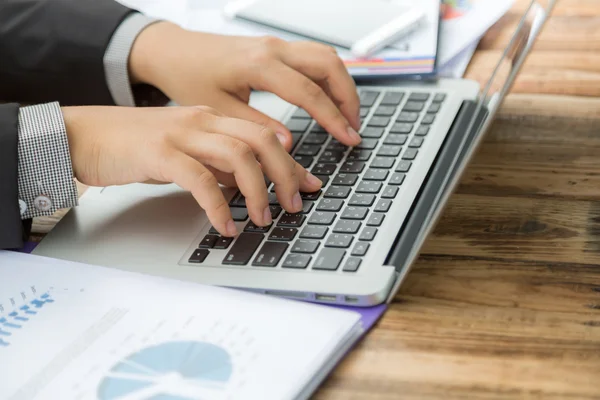 Mujer de negocios manos escribiendo — Foto de Stock