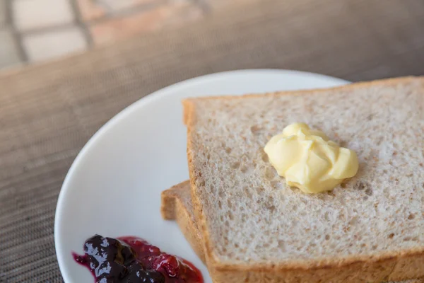 Rostat bröd bröd med smör — Stockfoto