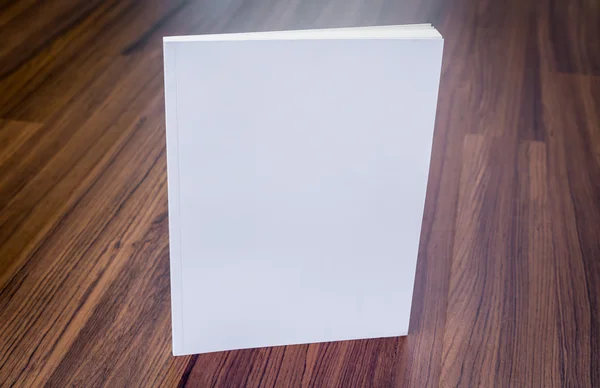 Caderno em branco sobre madeira — Fotografia de Stock