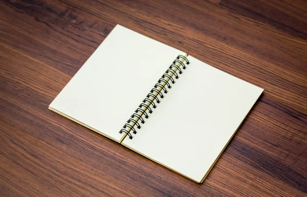 木材に空白のノートブック — ストック写真