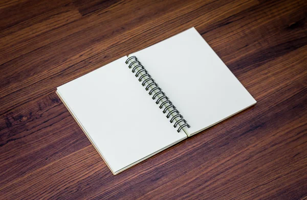 Cuaderno en blanco sobre madera — Foto de Stock