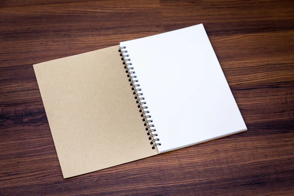 Cuaderno en blanco sobre madera — Foto de Stock