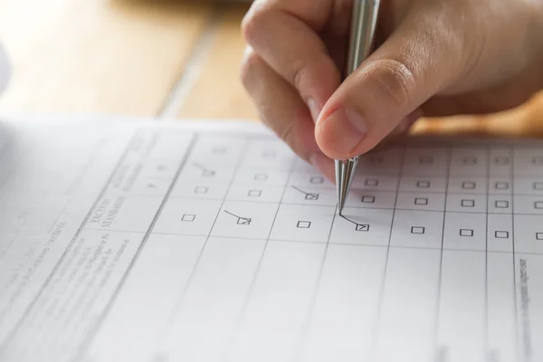 Menselijke hand met pen — Stockfoto