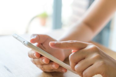 El ele tutuşan akıllı telefon