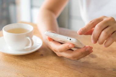 El ele tutuşan akıllı telefon