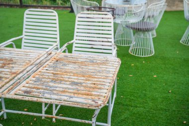 Çimenlerin üzerinde duran sandalye