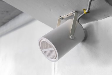 Binanın duvarındaki hoparlör