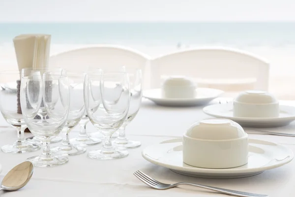 Apparecchiatura della tavola In ristorante sulla spiaggia — Foto Stock