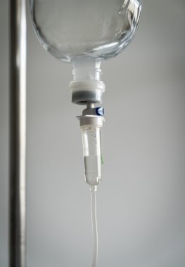 infüzyon şişe IV çözüm ile