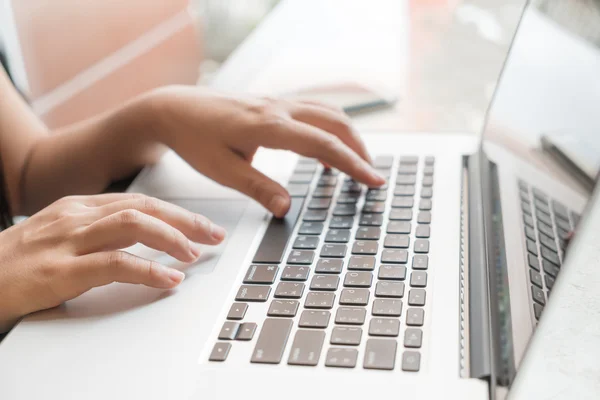 Zakenvrouw handen typen op laptop — Stockfoto