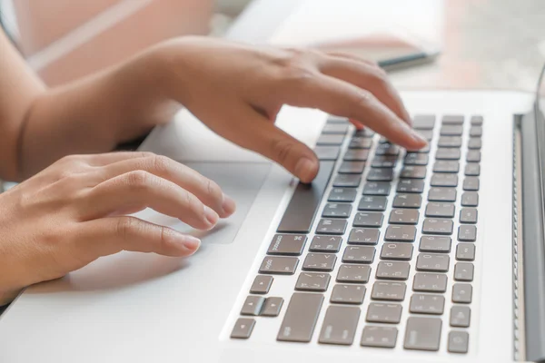 Le mani di donna d'affari che scrivono su computer portatile — Foto Stock
